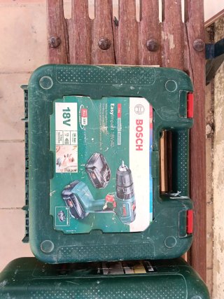 Taladro Bosch con maletín y accesorios