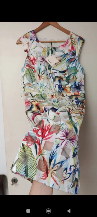Abito floreale multicolorabito smanicato da donna