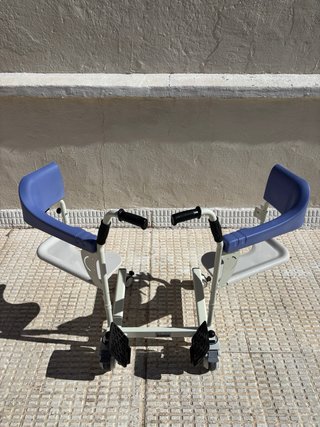 Silla de ruedas para transferencia y aseo.