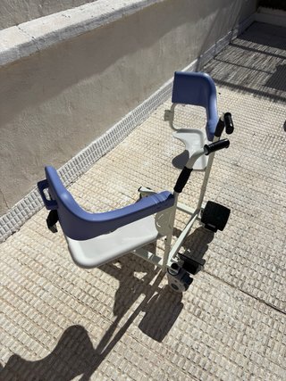 Silla de ruedas para transferencia y aseo.