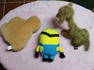Lote Ppeluches Minion, Perro y cojín rey León.