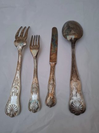 4 cubiertos antiguos de metal