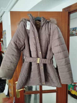 Abrigo acolchado con capucha y pelo