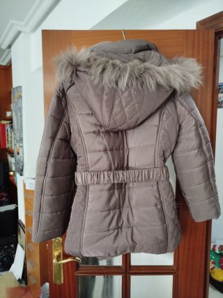 Abrigo acolchado con capucha y pelo