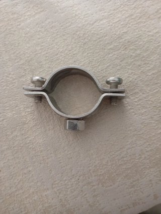 Abrazadera metálica con tornillos
