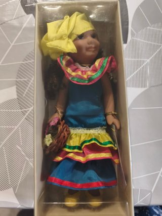 Muñeca de porcelana con cesta