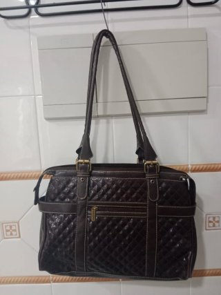 Bolso de piel marrón acolchado