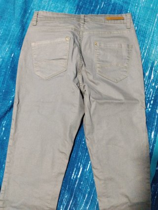Pantalón gris con cremalleras