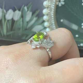 Anillo de Peridoto con Diseño de Peces