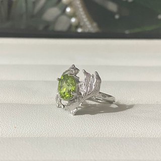 Anillo de Peridoto con Diseño de Peces