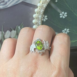 Anillo de Peridoto con Diseño de Peces