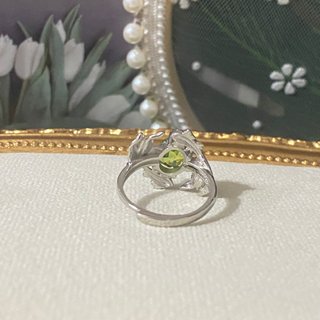 Anillo de Peridoto con Diseño de Peces