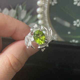 Anillo de Peridoto con Diseño de Peces