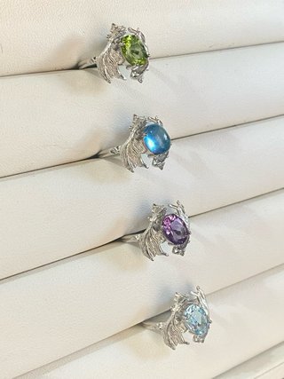 Anillo de Peridoto con Diseño de Peces