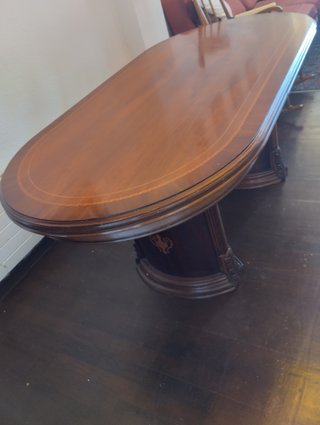Mesa de comedor de mármol y madera