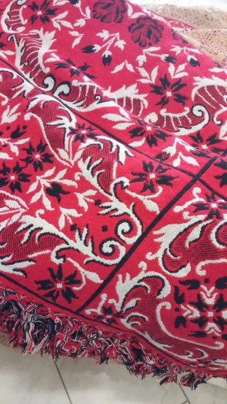 Coperta rossa con decorazioni floreali
