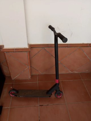 Patinete Negro con Ruedas Rosas