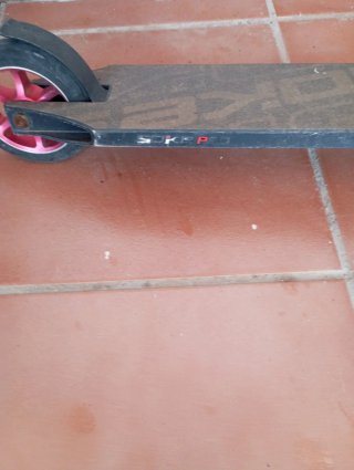Patinete Negro con Ruedas Rosas