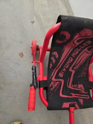 Patinete con asiento rojo