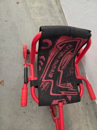 Patinete con asiento rojo