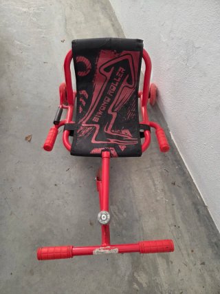 Patinete con asiento rojo