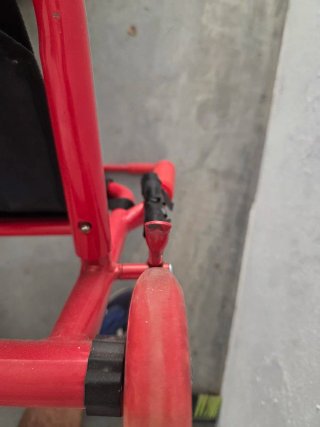 Patinete con asiento rojo
