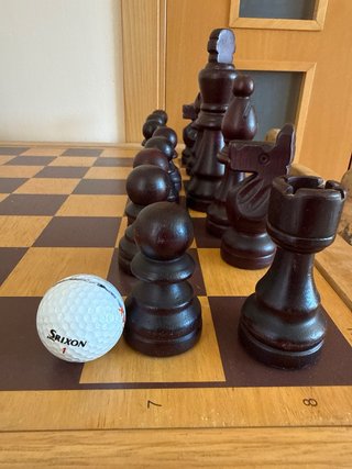 Mesa de ajedrez grande con 2 sillas