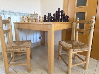 Mesa de ajedrez grande con 2 sillas
