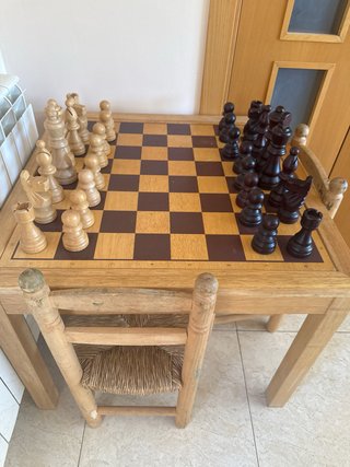 Mesa de ajedrez grande con 2 sillas