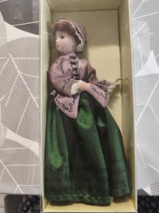 Muñeca de porcelana antigua