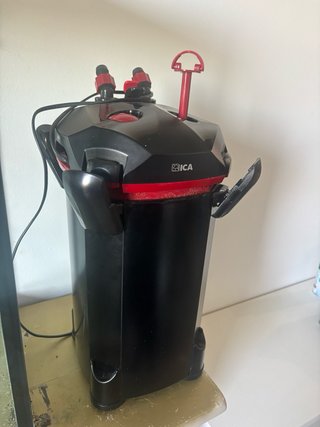 Acuario grande con filtro