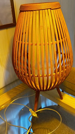 Lámpara de pie de madera jysk