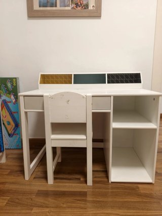 Escritorio infantil madera blanco y dorado