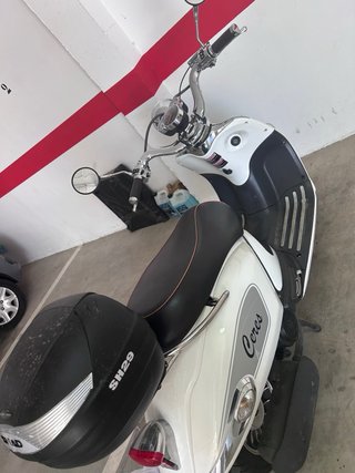 Moto Scooter Ceres 125 Beig con maletero y casco
