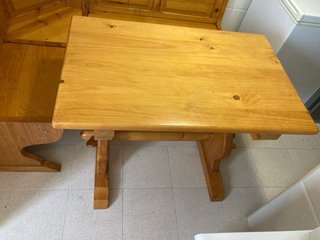 Rinconera y mesa de cocina de pino maciza