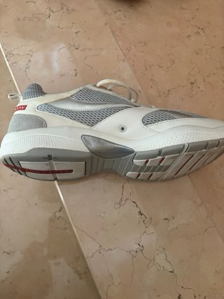 Scarpe da ginnastica Prada grigie e bianche