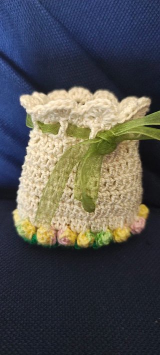 Sacchetto uncinetto decorato con fiori