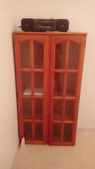 Mueble recibidor madera y metal. Vitrina