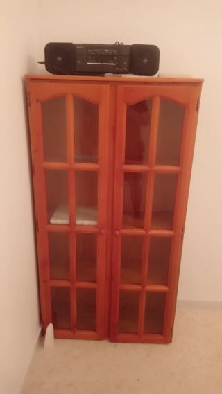Mueble recibidor madera y metal. Vitrina