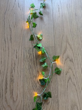 Decorazione luminosa con foglie verdi