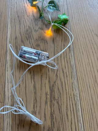 Decorazione luminosa con foglie verdi