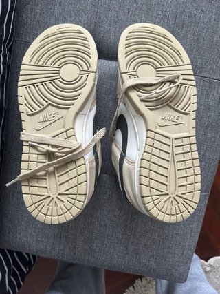 Zapatillas Nike Beige y Blanco