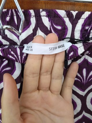 Pantalón ancho estampado morado y blanco