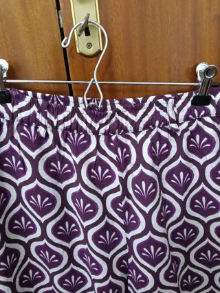 Pantalón ancho estampado morado y blanco