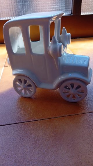 Coche antiguo de porcelana de Alcobaça (Portugual)
