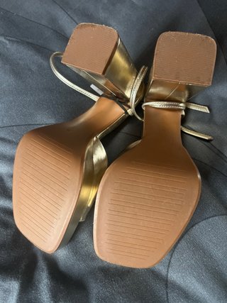 Sandalias de tacón Pull&Bear doradas