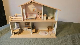 Casita de muñecas de madera