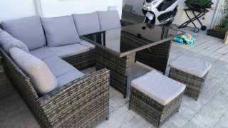 Divano ad Angolo in Rattan con Tavolo e 2 Pouf Grigi