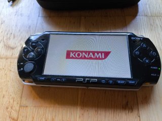PSP 2004 con funda, memoria 2gb, cargador y juego