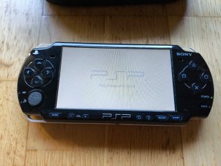 PSP 2004 con funda, memoria 2gb, cargador y juego